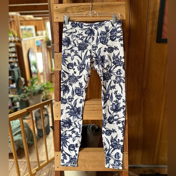 Fabletics legging Define power hold high waisted capri in adalia color - Picture 3 of 8